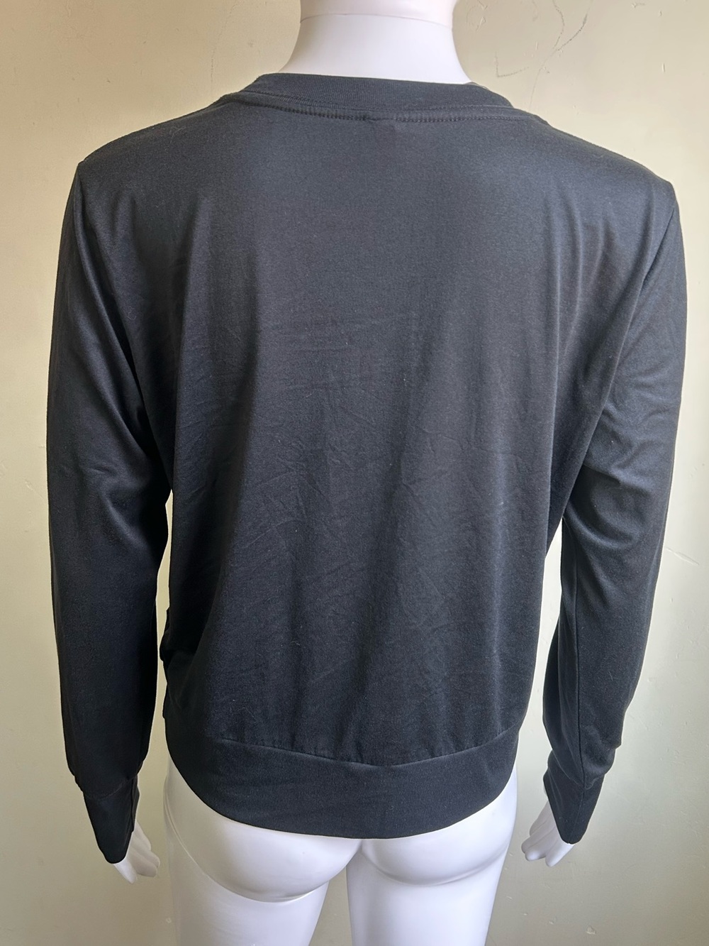 ▶️ Vuori Womens M Black Performance Crewneck Pullover Long Sleeve Cropped Top - Picture 3 of 14